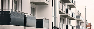 Blick auf die Balkone eines Wohnhauses