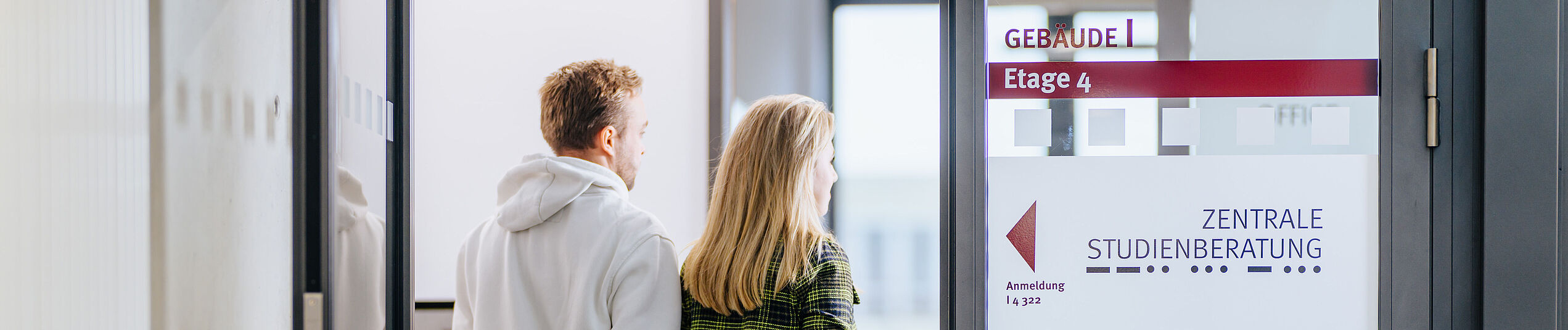 Studierende in der Zentralen Studienberatung.