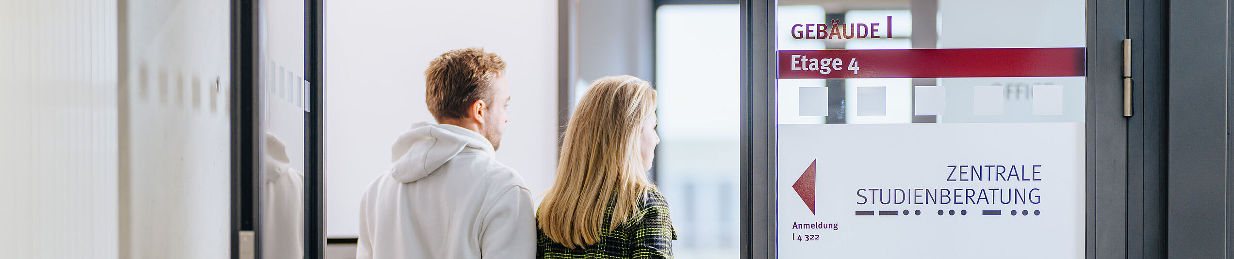 Studierende in der Zentralen Studienberatung.