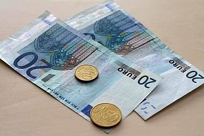 [Translate to English:] Das Bild zeigt zwei Euroscheine und zwei Eurostücke (Quelle: Universität Paderborn, Cinderella Welz)