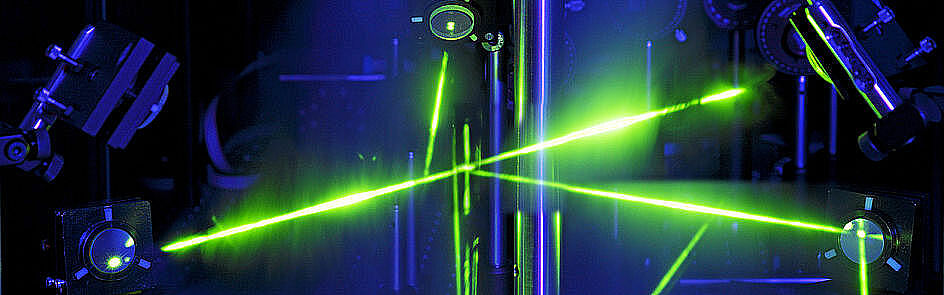 Titelbild zum Studiengang Physik. Foto (Matthias Groppe): Holographie-Apparatur von Herrn Dr. Andreas Redler
