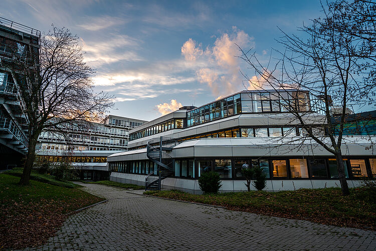 Außenansicht der Bibliothek der Universität Paderborn im Herbst.